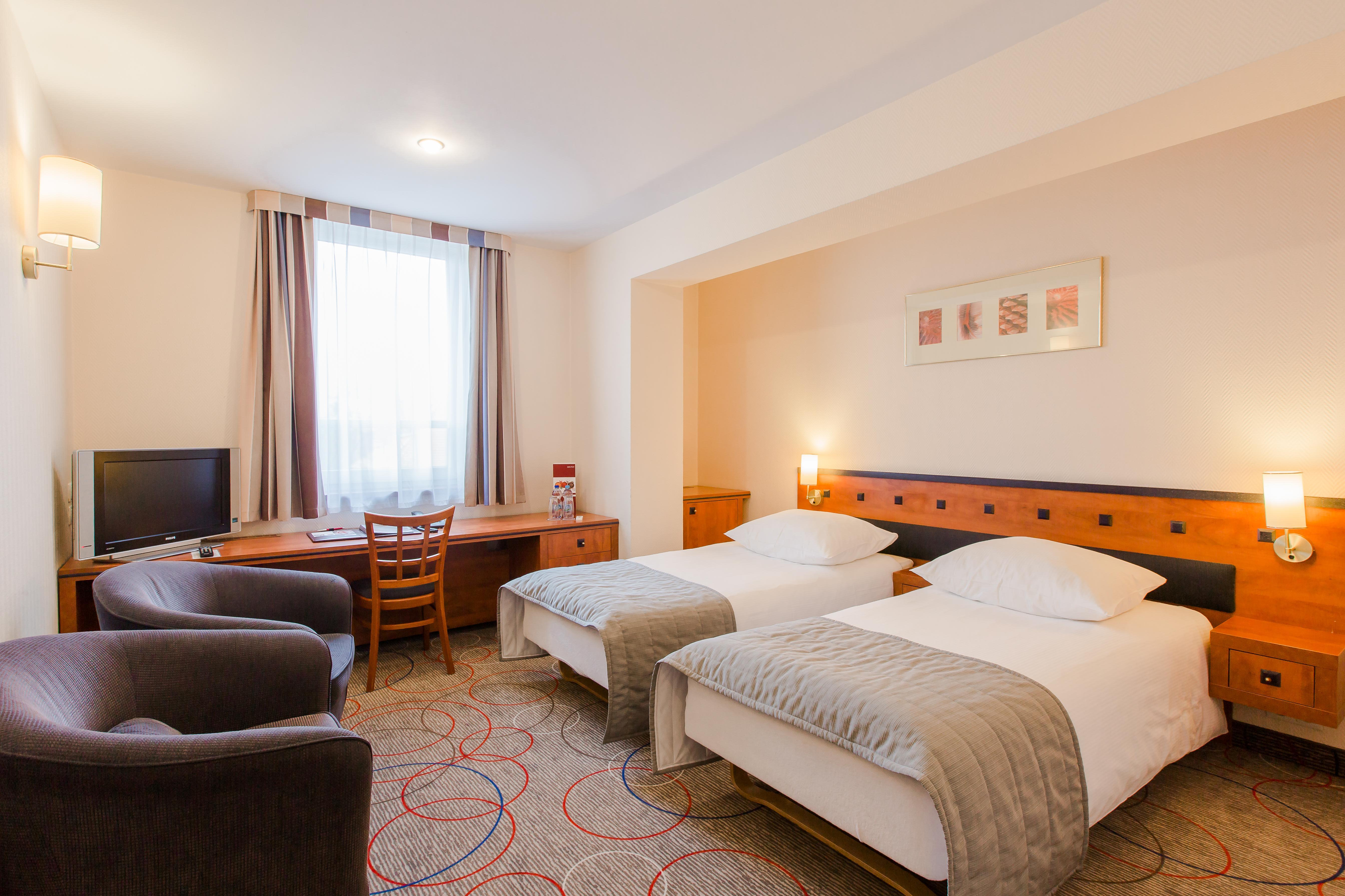 Qubus Hotel Glogow Экстерьер фото