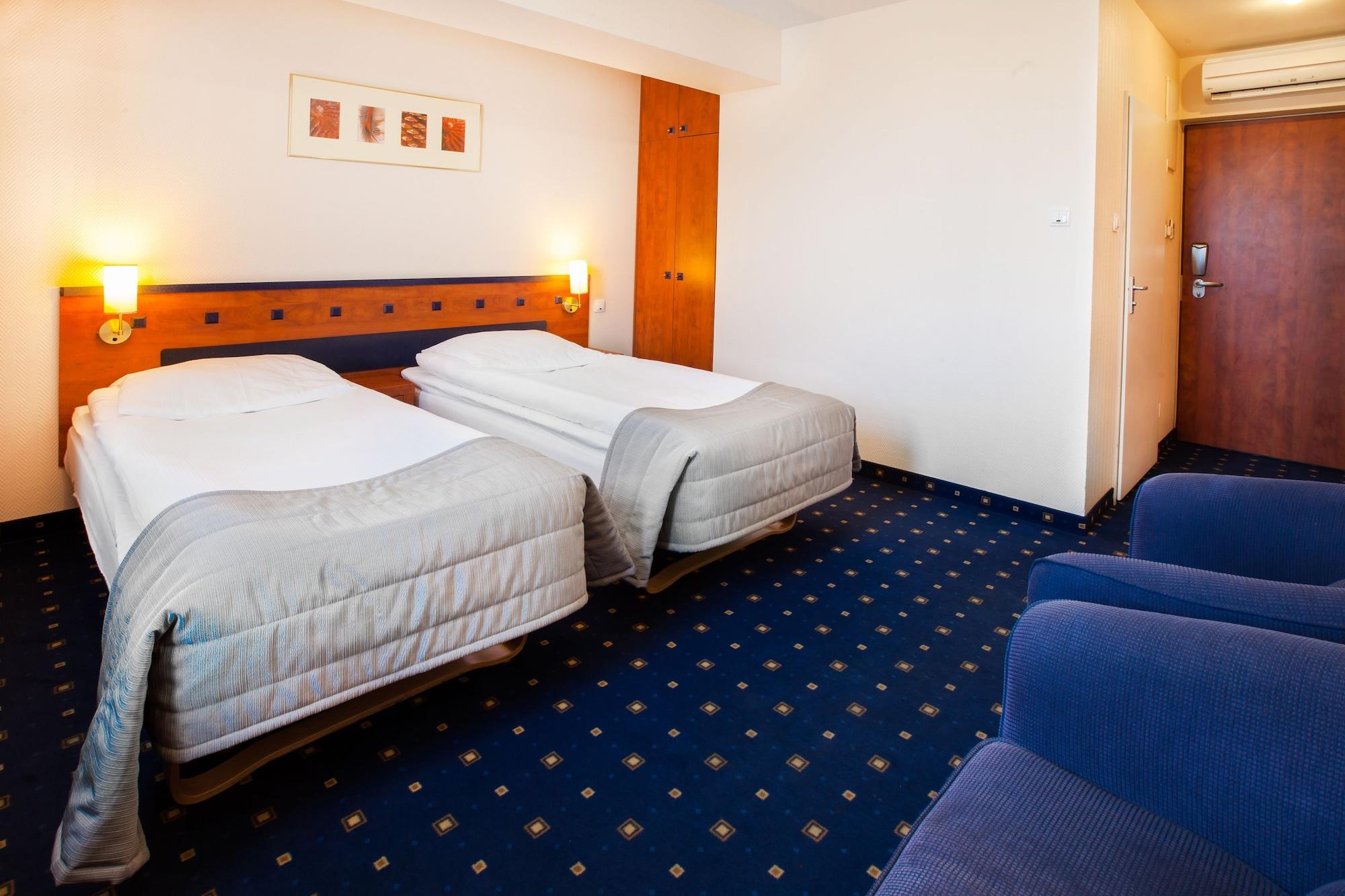 Qubus Hotel Glogow Экстерьер фото