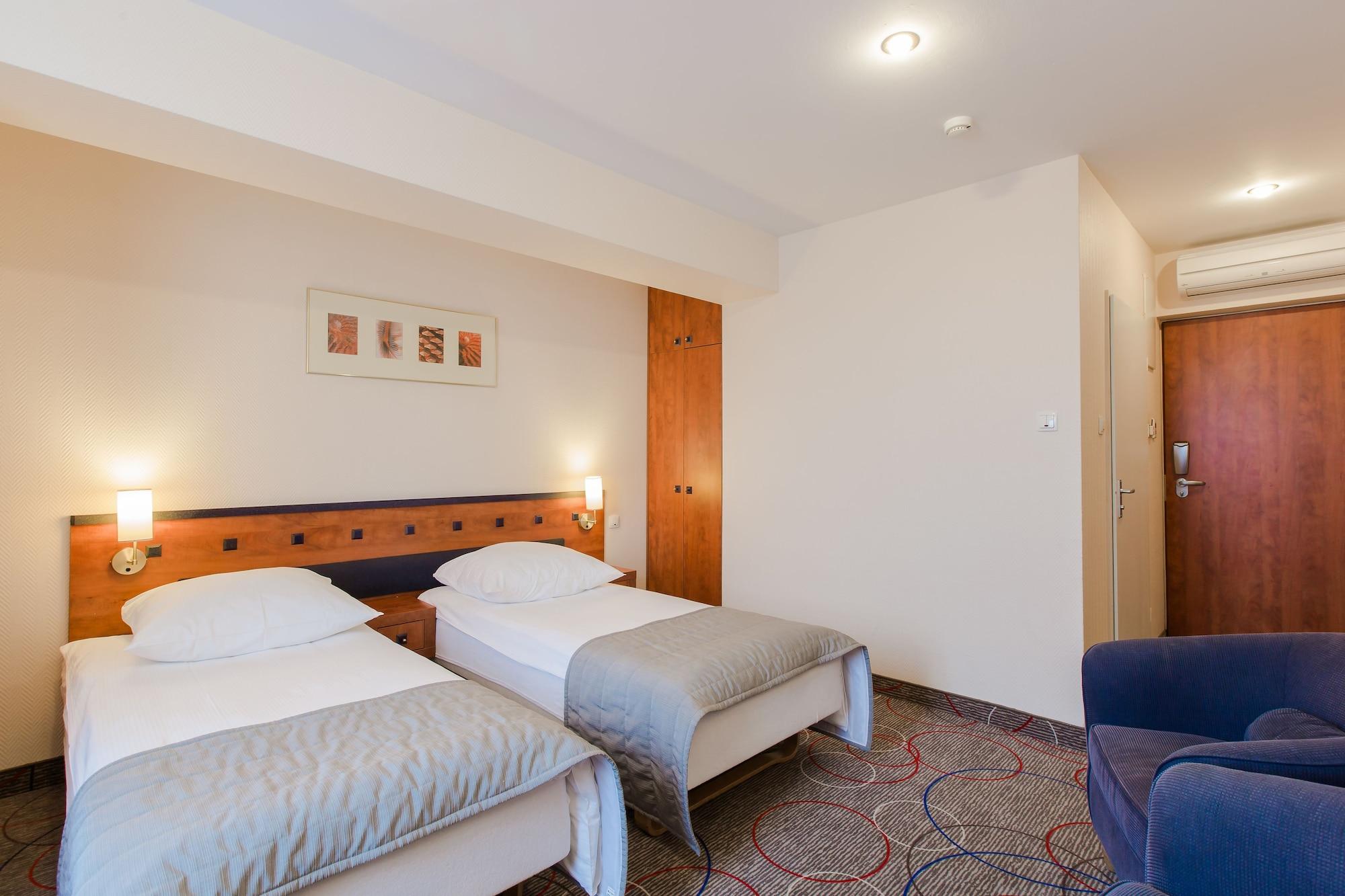Qubus Hotel Glogow Экстерьер фото