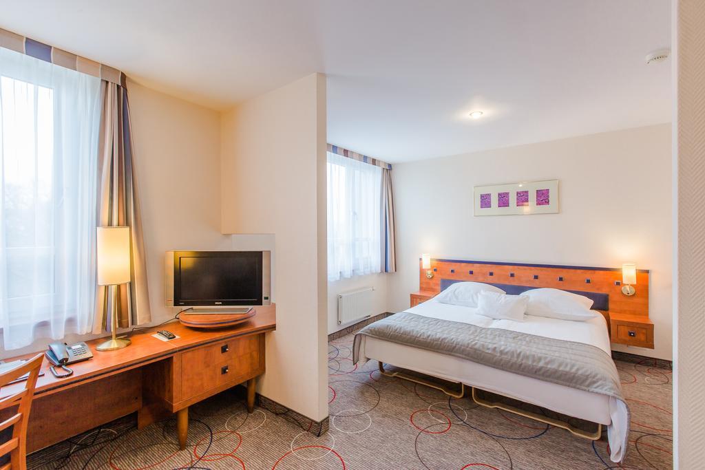 Qubus Hotel Glogow Экстерьер фото